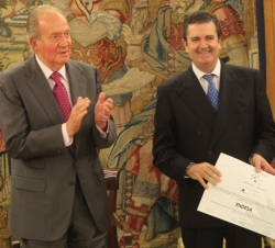 Su Majestad el Rey tras entregar el diploma que acredita el IX Premio FONDENA al presidente de Endesa, Borja Prado